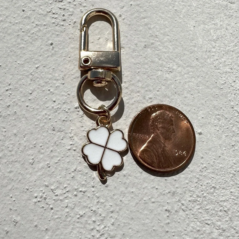 KEY/PURSE - PURSE CHARM NWOT Elegant Gold Clover White Keychain Accessory unisex